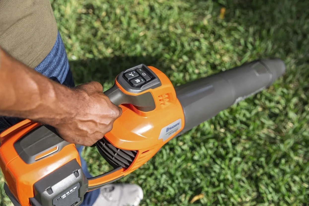 Husqvarna 350iB Leaf Blaster Battery Leaf Blower - Image 2